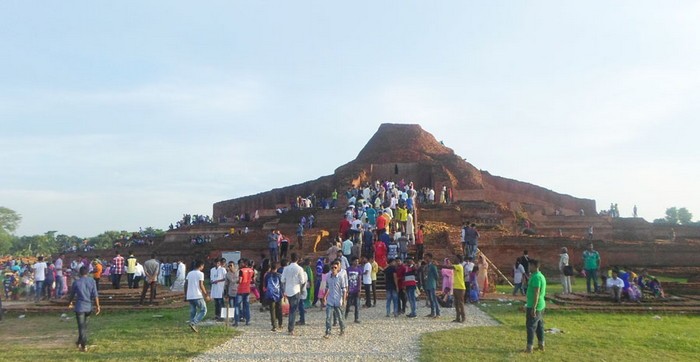 নওগাঁর ঐতিহাসিক বৌদ্ধ বিহার পাহাড়পুরে দর্শনার্থীদের উপচে পড়া ভিড়